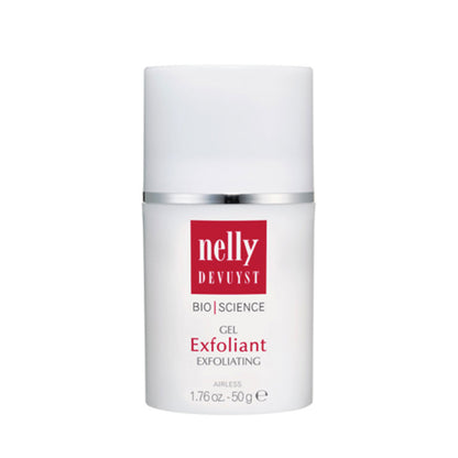 Nelly Devuyst exfoliando la piel sensible al gel